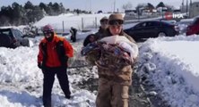 Kardan dolayı trafik kitlendi, hasta çocuğun imdadına jandarma koştu