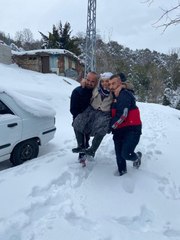 KAR NEDENİYLE EVİNDE MAHSUR KALAN 90 YAŞINDAKİ KADINI, İTFAİYE EKİBİ KURTARDI