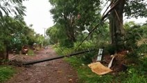 Poste cai durante temporal e deixa rua interditada em Cascavel