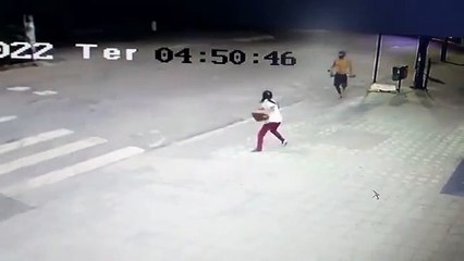 Homem persegue mulher, dá rasteira e leva bolsa e sacola da vítima