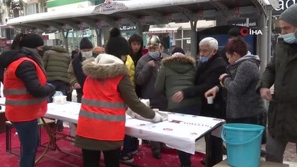Merkezefendi'de soğuk havada çorba ikramı