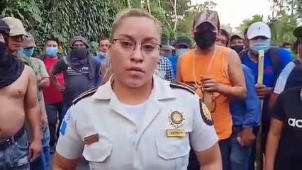 Agente de la PNC es tomada como rehén por manifestantes