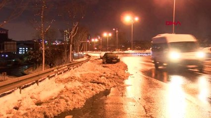 İSTANBUL-KAR YAĞIŞI NEDENİYLE TEM VE D-100'DE PARK EDİLEN ARAÇLAR ALINMAYI BEKLİYOR