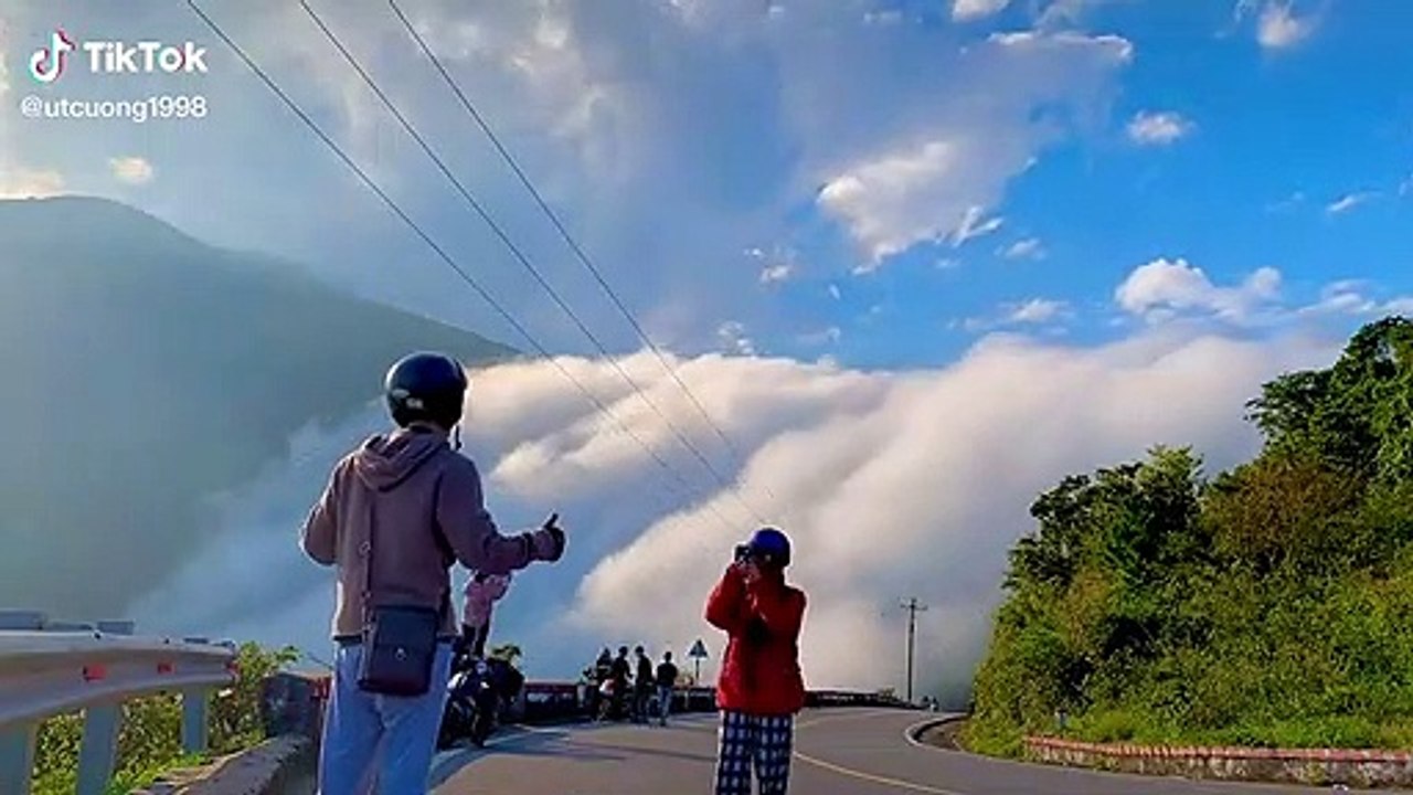 Thác mây đặc biệt tại đèo Hải vân xóa nhòa ranh giới giữa trời và đất