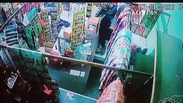 Aksi Pencurian Toko Kelontong Terekam CCTV! Pelaku Bawa Kabur Uang 15 Juta Rupiah