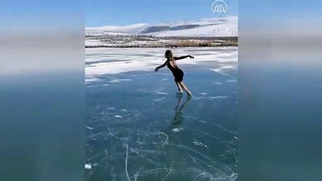 Buz tutan Çıldır gölünde enfes gösteri