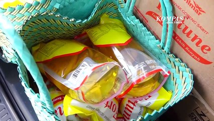 Ibu Rumah Tangga Bagikan Ribuan Liter Minyak Goreng