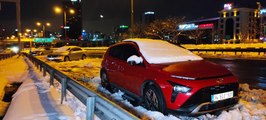 Kar yağışı nedeniyle TEM’de kalan araçlar alınmayı bekliyor