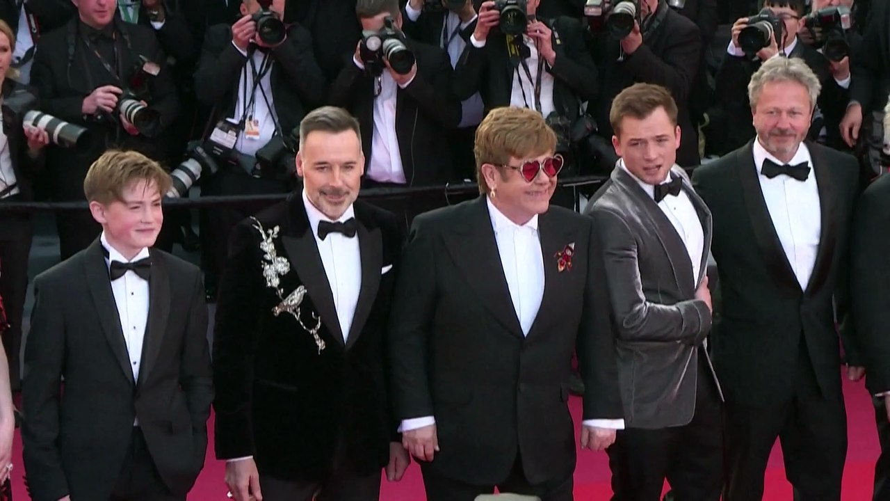 Popstar Elton John mit Covid-19 infiziert - Auftritte in Dallas verschoben