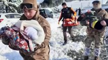 Hastaneye 500 metre kala mahsur kaldılar...Nevşehir'den İstanbul'a yardıma koştu, hasta çocuğu kucağında taşıdı