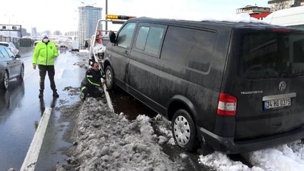 AVCILAR'DA D-100'E TERK EDİLEN ARAÇLAR ÇEKİLDİ