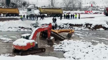 Son dakika! İstanbul Ataşehir'de iş makinesi su ve buz dolu çukura düştü, operatör aranıyor