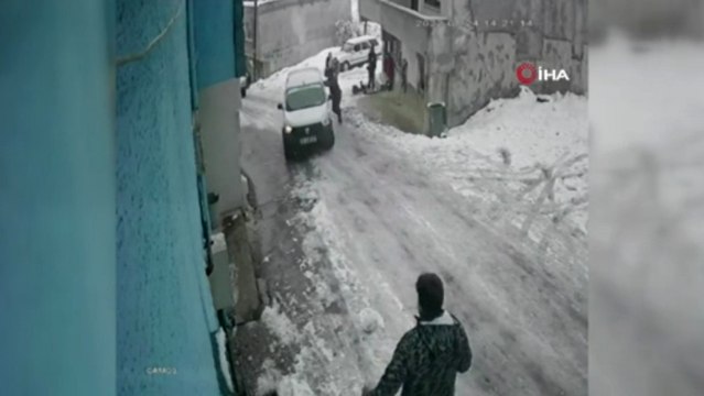 Bursa’da buzlanan yolda kayan araç ev ile yol arasındaki boşluğa düştü