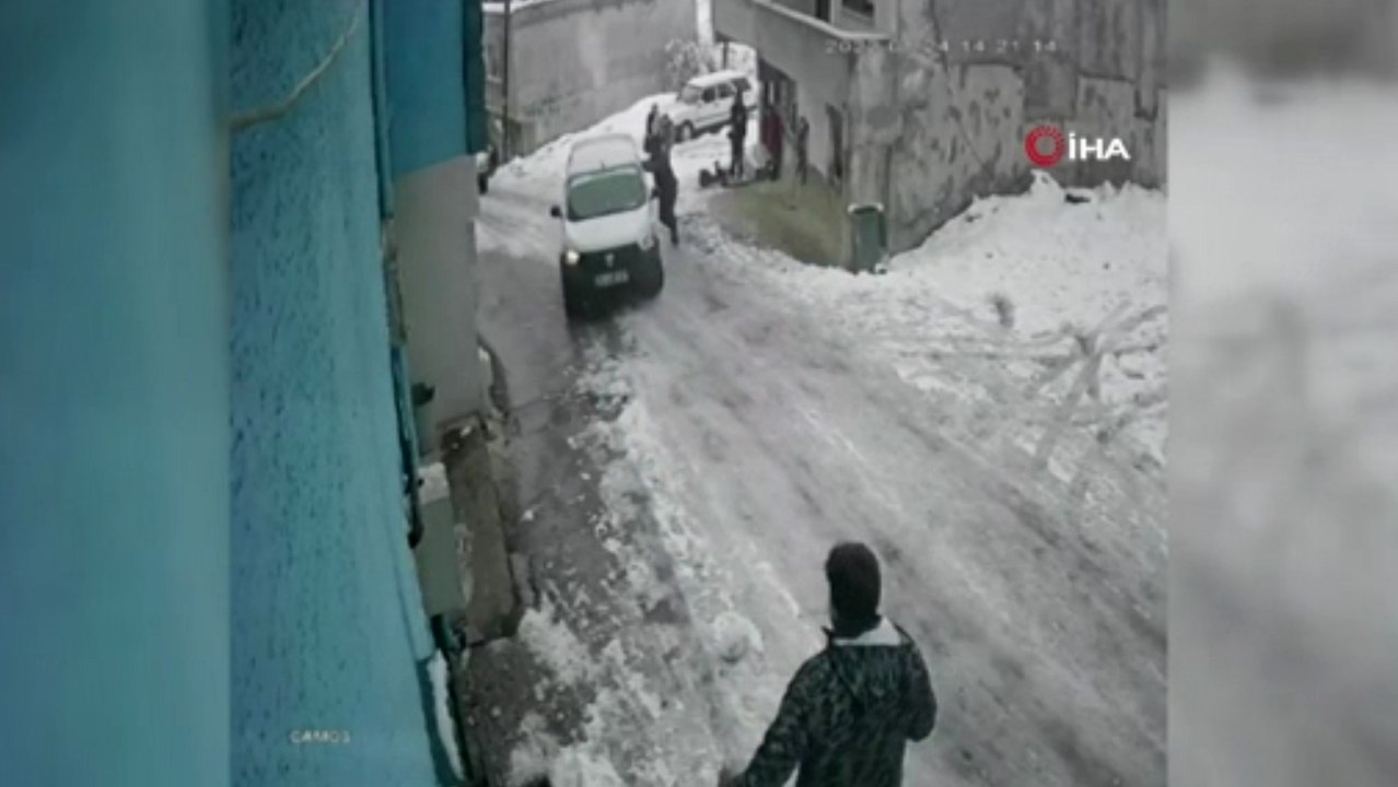 Bursa’da buzlanan yolda kayan araç ev ile yol arasındaki boşluğa düştü
