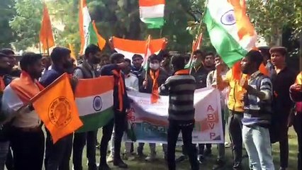 एबीवीपी की इस रैली को देखने के लिए थमे शहरवासी