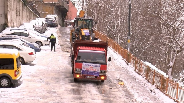 Sokaklar buz pistine döndü, yolu açmaya gelen kepçe bile kaydı