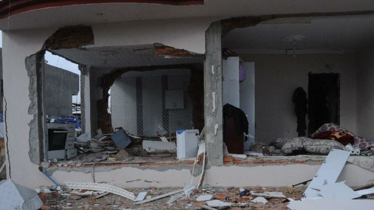 Tüp patladı evin tüm duvarları yıkıldı