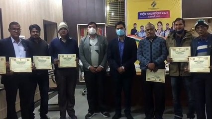 एसडीएम कार्यालय में किया बीएलओ को सम्मानित