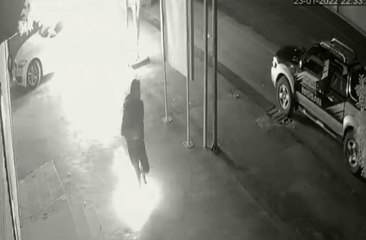 Araç kundaklayanlar önce kameraya ardından polise yakalandı