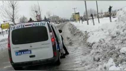 Güvenlik güçleri mahsur kalan vatandaşların yardımına koşuyor