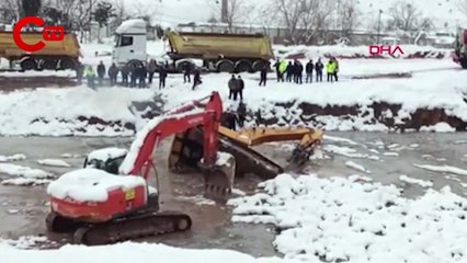 İstanbul’da kepçe suya gömüldü: Operatör yaşamını yitirdi