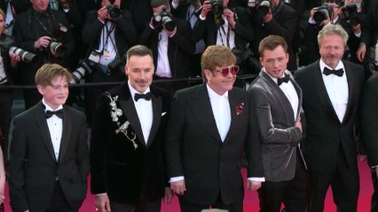 Cantor Elton John positivo à COVID-19