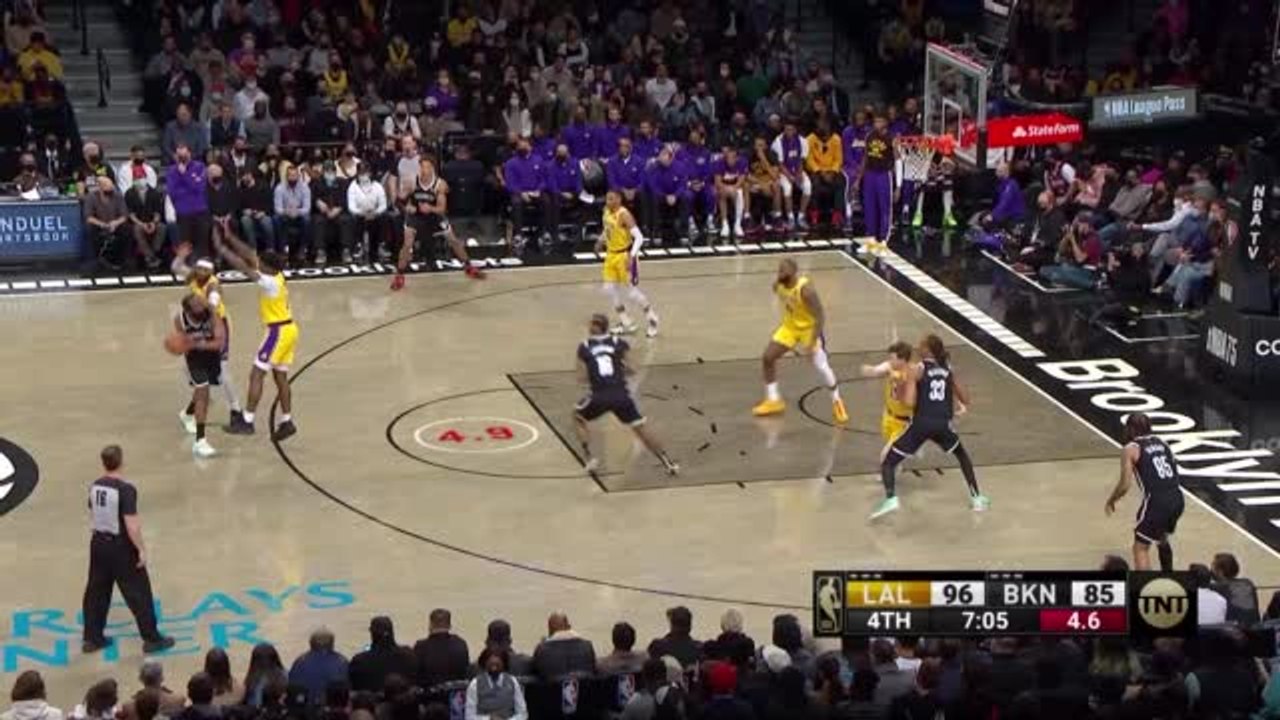 LeBron makes huge back-to-back breakaway dunks