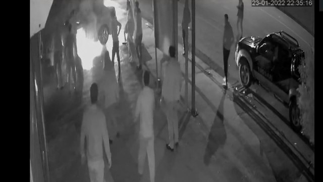 Tartıştıkları kişinin otomobilini benzin döküp ateşe verdiler