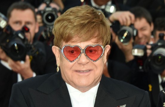 Elton John contraint de reporter deux concerts après avoir été testé positif au Covid