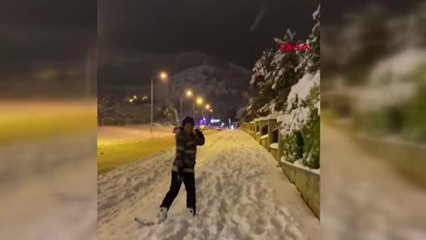 DENİZLİ'DE SOKAK ARASINDA SNOWBOARD VE KAYAK KEYFİ