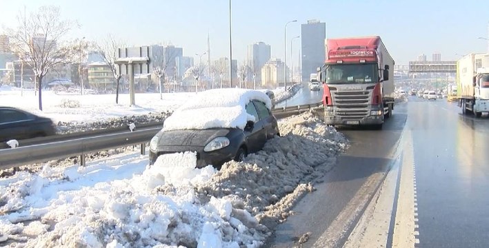 Yollar hala terk edilmiş araçlarla dolu