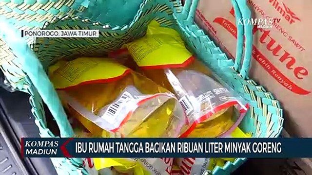 Ibu Rumah Tangga Bagikan Ribuan Liter Minyak Goreng