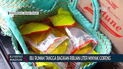 Ibu Rumah Tangga Bagikan Ribuan Liter Minyak Goreng