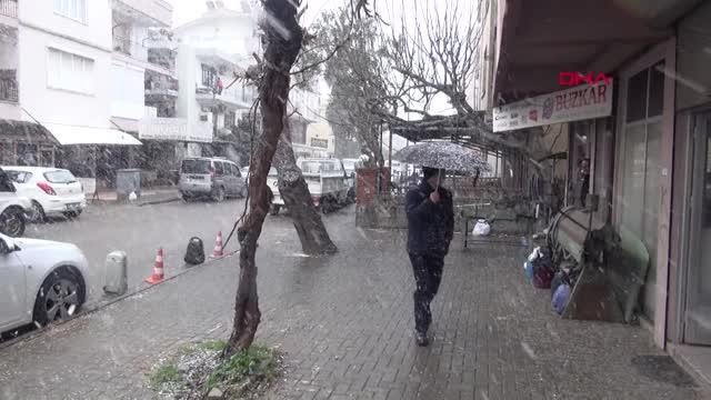 KAR YAĞIŞINI GÖREN CEP TELEFONUNA SARILDI