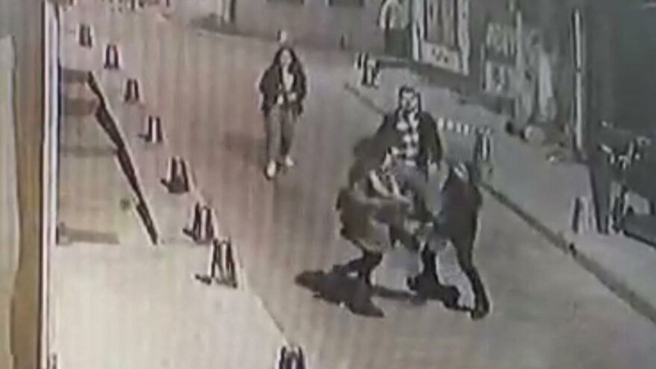 Beyoğlu’nda kadına saldırı anları: Şişeyle kafasına vurdu, çelme taktı ve yumrukla saldırdı