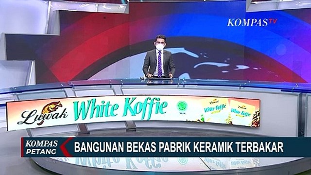 Pabrik Bekas Produksi Keramik Terbakar, Api Sulit Dipadamkan Karena Banyak Tumpukan Kardus