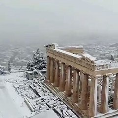 Le Parthénon sous la neige