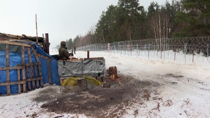 Скачать видео: Pour bloquer l'arrivée des migrants, la Pologne construit un mur à la frontière du Bélarus