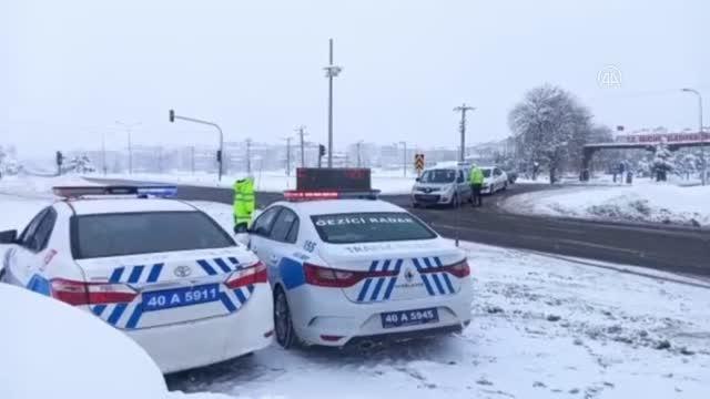 Trafik ekipleri çetin kış şartlarında mesai yapıyor