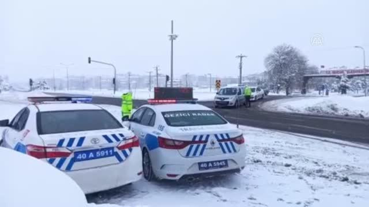 Trafik ekipleri çetin kış şartlarında mesai yapıyor