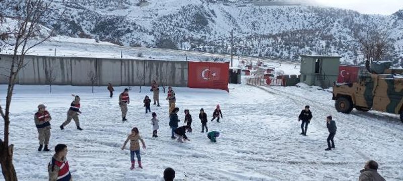 Son dakika haberleri! JANDARMA, KARAKOL ÖNÜNDE ÇOCUKLARLA KAR TOPU OYNADI, KARDAN ADAM YAPTI