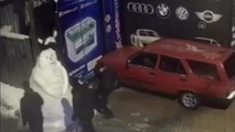 3 kişinin kardan adamları tekmelemesi kameralara yansıdı