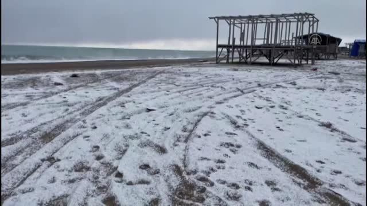 Bazı ilçelerde kar yağışı etkili oluyor - Aksu sahili
