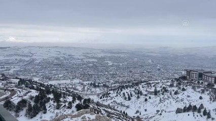 Anneler ve çocukları tepsiyle kayarak kar keyfi yaşadı