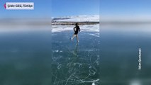 Milli buz patenci İklim Şentunalı, donmuş Çıldır Gölü üzerinde gösteri yaptı