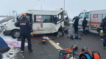 TIR minibüse arkadan çarptı, ortalık savaş alanına döndü