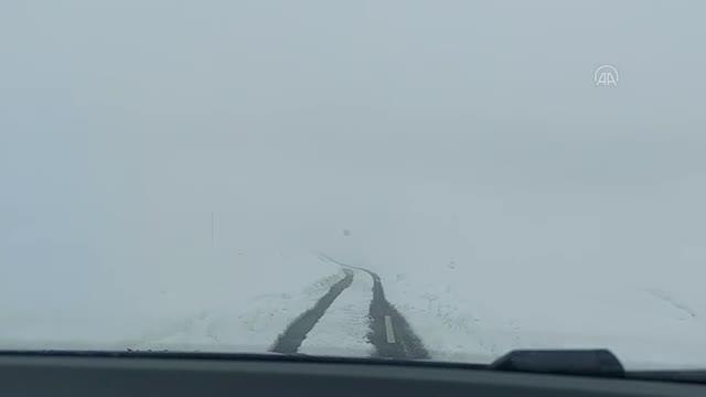 Yolu kardan kapanan köydeki hastaya UMKE ulaştı