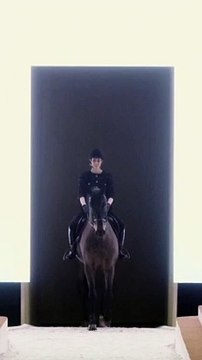 Carlota Casiraghi desfila a caballo para Chanel