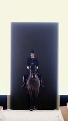 Carlota Casiraghi desfila a caballo para Chanel