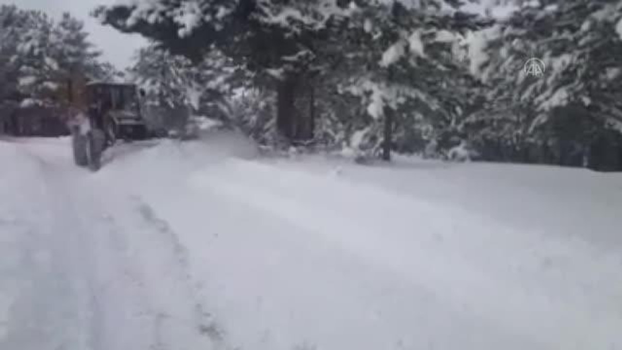 Yolların açılması için çalışmalar sürüyor